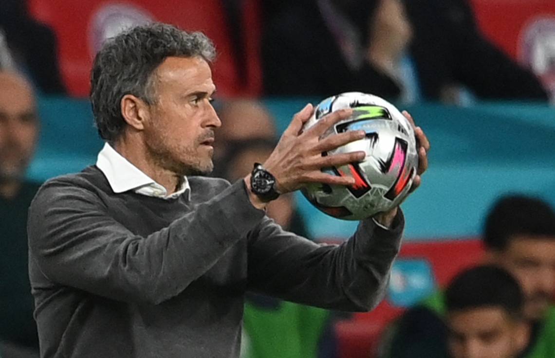 ލަންޑަން - ޖުލައި 6، 2021: ޔޫރޯ 2020 ސެމީ ފައިނަލްގައި ސްޕޭނުގެ ކޯޗު އެންރީކޭ ބޯޅަ ހިފައިގެން: މެޗުގެ ފުރިހަމަ ވަގުތާއި އިތުރު ވަގުތުގައި 1-1 އިން ދެ ޓީމު އެއްވަރުވުމުން ނަތީޖާ ނެރެން ޖެހި ޕެނަލްޓީން 4-2 އިން ކުރި ހޯދާ އިޓަލީ ވަނީ ފައިނަލުން ޖާގަ ހޯދާފައި. --ފޮޓޯ:އޭއެފްޕީ