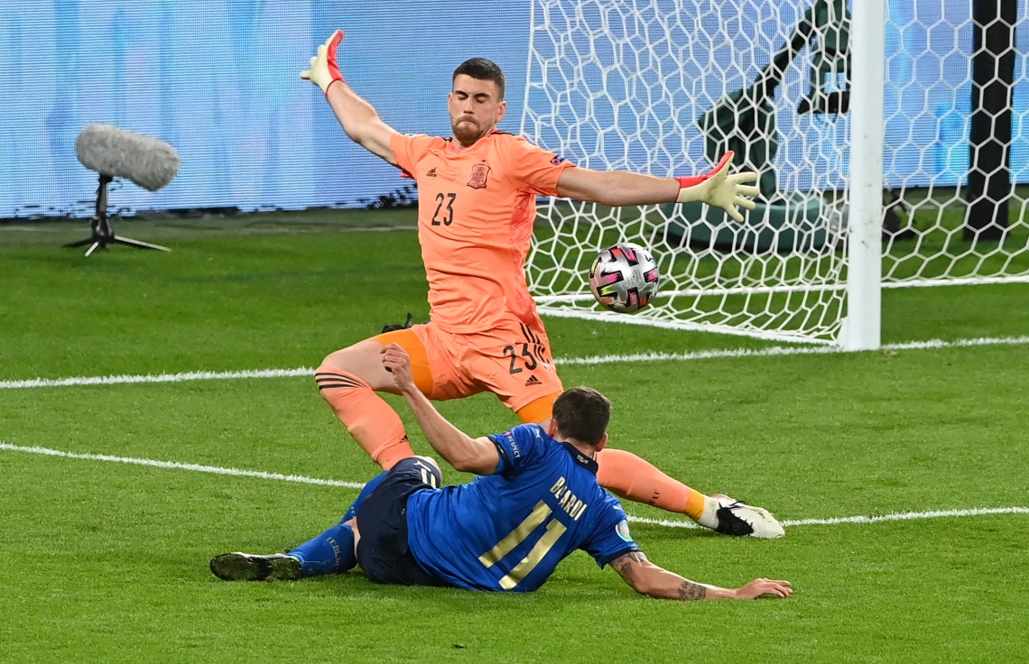 ލަންޑަން - ޖުލައި 6، 2021: ޔޫރޯ 2020 ސެމީ ފައިނަލްގައި އިޓަލީގެ ފޯވާޑް ބެރާޑީ ލަނޑު ޖަހަނީ: މެޗުގެ ފުރިހަމަ ވަގުތާއި އިތުރު ވަގުތުގައި 1-1 އިން ދެ ޓީމު އެއްވަރުވުމުން ނަތީޖާ ނެރެން ޖެހި ޕެނަލްޓީން 4-2 އިން ކުރި ހޯދާ އިޓަލީ ވަނީ ފައިނަލުން ޖާގަ ހޯދާފައި. --ފޮޓޯ:އޭއެފްޕީ