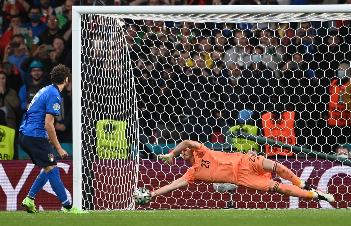 ލަންޑަން - ޖުލައި 6، 2021: ޔޫރޯ 2020 ސެމީ ފައިނަލްގައި އިޓަލީގެ ލޮކަޓެލީގެ ޕެނަލްޓީ ސްޕޭނުގެ ކީޕަރު ސިމޮން މަތަކުރަނީ: މެޗުގެ ފުރިހަމަ ވަގުތާއި އިތުރު ވަގުތުގައި 1-1 އިން ދެ ޓީމު އެއްވަރުވުމުން ނަތީޖާ ނެރެން ޖެހި ޕެނަލްޓީން 4-2 އިން ކުރި ހޯދާ އިޓަލީ ވަނީ ފައިނަލުން ޖާގަ ހޯދާފައި. --ފޮޓޯ:އޭއެފްޕީ