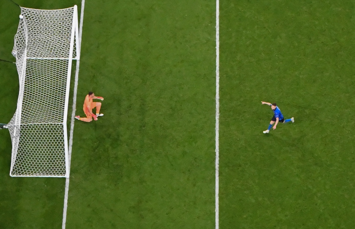 ލަންޑަން - ޖުލައި 6، 2021: ޔޫރޯ 2020 ސެމީ ފައިނަލްގައި އިޓަލީ މޮޅުވި ޕެނަލްޓީ ޖޯޖީނިއޯ ކާމިޔާބު ކުރަނީ: މެޗުގެ ފުރިހަމަ ވަގުތާއި އިތުރު ވަގުތުގައި 1-1 އިން ދެ ޓީމު އެއްވަރުވުމުން ނަތީޖާ ނެރެން ޖެހި ޕެނަލްޓީން 4-2 އިން ކުރި ހޯދާ އިޓަލީ ވަނީ ފައިނަލުން ޖާގަ ހޯދާފައި. --ފޮޓޯ:އޭއެފްޕީ