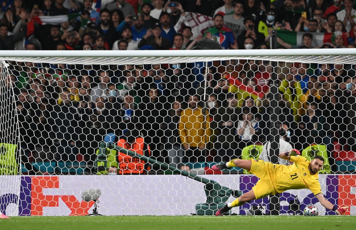 ލަންޑަން - ޖުލައި 6، 2021: ޔޫރޯ 2020 ސެމީ ފައިނަލްގައި އިޓަލީ ކޮޅަށް  ސްޕޭނުގެ އަލްވާރޯ މޮރާޓޯ ޖެހި ޕެނަލްޓީ ކީޕަރު ޑޮނަރުއްމާ މަތަކުރަނީ: މެޗުގެ ފުރިހަމަ ވަގުތާއި އިތުރު ވަގުތުގައި 1-1 އިން ދެ ޓީމު އެއްވަރުވުމުން ނަތީޖާ ނެރެން ޖެހި ޕެނަލްޓީން 4-2 އިން ކުރި ހޯދާ އިޓަލީ ވަނީ ފައިނަލުން ޖާގަ ހޯދާފައި. --ފޮޓޯ:އޭއެފްޕީ