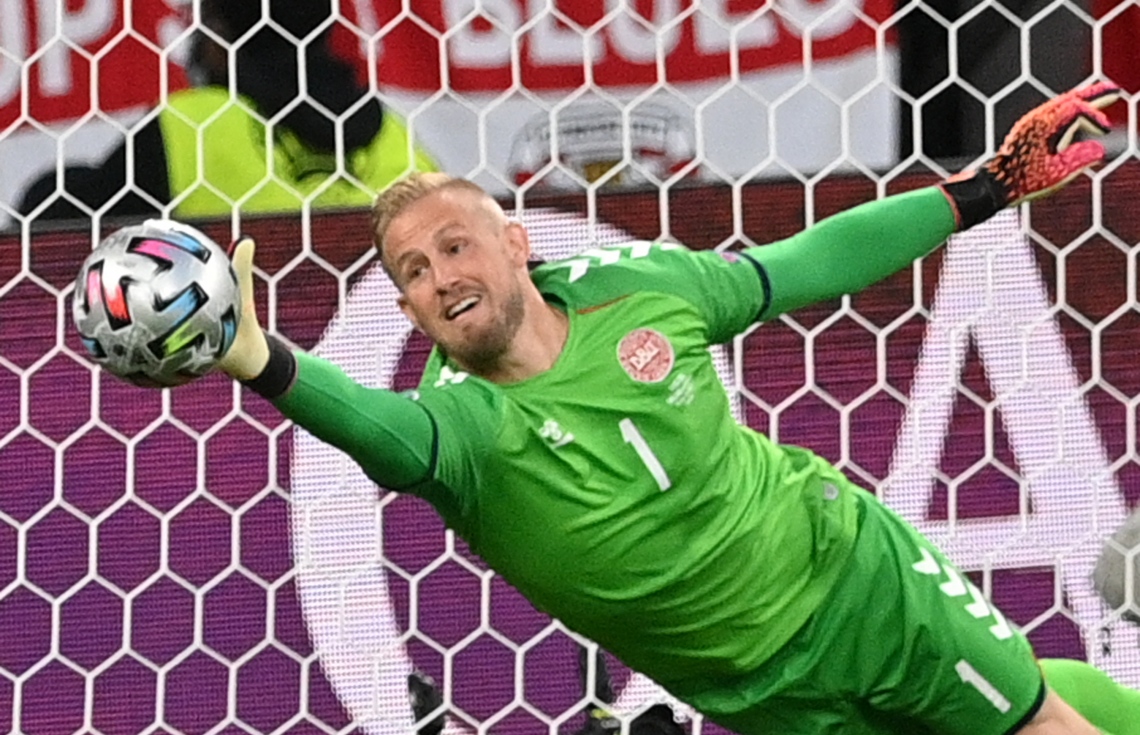 ލަންޑަން - ޖުލައި 7، 2021: ޔޫރޯ ސެމީ ފައިނަލްގައި ޑެންމާކް ކޮޅަށް އިންގްލެންޑުގެ ކުޅުންތެރިން ކުރި ޝޫޓެއް ކީޕަރު ކެސްޕާ ޝްމައިކަލް ދިފާއު ކުރަނީ: ޑެންމާކް އަތުން 2-1 އިން މޮޅުވި އިންގްލެންޑް ފައިނަލްގައި ބައްދަލު ކުރާނީ އިޓަލީއާ. --ފޮޓޯ:އޭއެފްޕީ