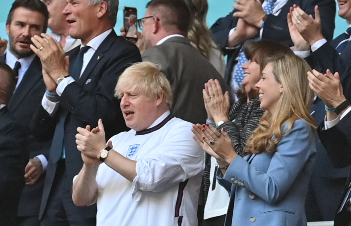 ލަންޑަން - ޖުލައި 7، 2021: ޔޫރޯ ސެމީ ފައިނަލްގައި ޑެންމާކާ ދެކޮޅަށް އިންގްލެންޑް ކުޅުނު މެޗުގައި ބޮޑުވަޒީރު ބޮރިސް ޖޯންސަން ޓީމަށް ތަރުހީބު ދެއްވަނީ. --ފޮޓޯ:އޭއެފްޕީ