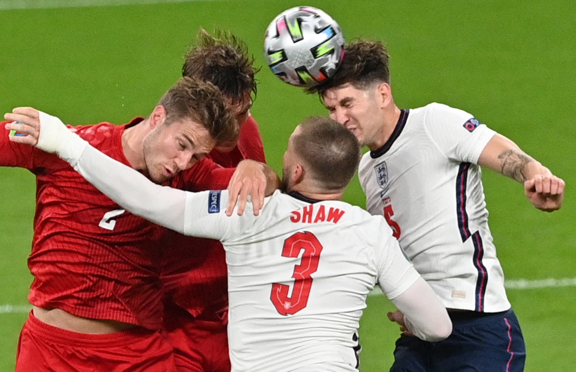 ލަންޑަން - ޖުލައި 7، 2021: ޔޫރޯ ސެމީ ފައިނަލްގައި ޑެންމާކާއި އިންގްލެންޑް ކުޅުނު މެޗުގައި ބޯޅަ ހޯދަން ކުޅުންތެރިން މަސައްކަތް ކުރަނީ: ޑެންމާކް އަތުން 2-1 އިން މޮޅުވި އިންގްލެންޑް ފައިނަލްގައި ބައްދަލު ކުރާނީ އިޓަލީއާ. --ފޮޓޯ:އޭއެފްޕީ