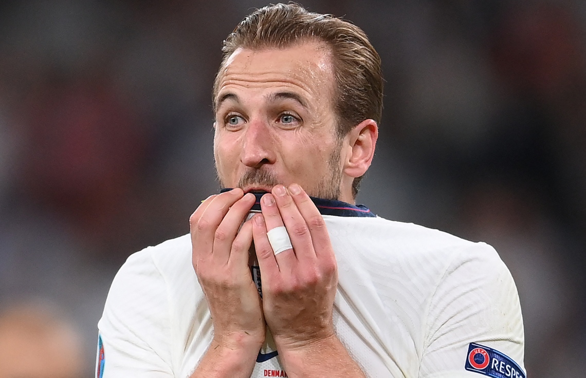 ލަންޑަން - ޖުލައި 7، 2021: ޔޫރޯ ސެމީ ފައިނަލްގައި ޑެންމާކް ކޮޅަށް ލަނޑު ޖެހުމަށް ފަހު އިންގްލެންޑުގެ ކެޕްޓަން ހެރީ ކޭން އުފާފާޅު ކުރަނީ: ޑެންމާކް އަތުން 2-1 އިން މޮޅުވި އިންގްލެންޑް ފައިނަލްގައި ބައްދަލު ކުރާނީ އިޓަލީއާ. --ފޮޓޯ:އޭއެފްޕީ