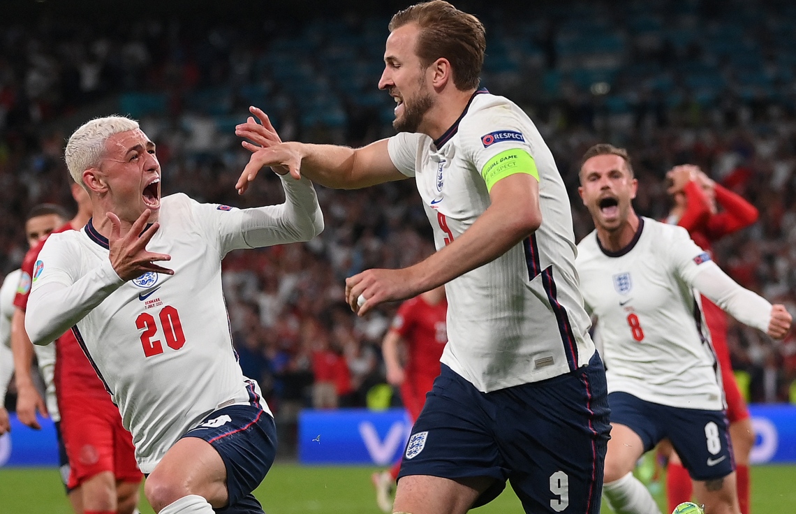 ލަންޑަން - ޖުލައި 7، 2021: ޔޫރޯ ސެމީ ފައިނަލްގައި ޑެންމާކް ކޮޅަށް ލަނޑު ޖެހުމަށް ފަހު އިންގްލެންޑުގެ ކެޕްޓަން ހެރީ ކޭން (މ) އުފާފާޅު ކުރަނީ: ޑެންމާކް އަތުން 2-1 އިން މޮޅުވި އިންގްލެންޑް ފައިނަލްގައި ބައްދަލު ކުރާނީ އިޓަލީއާ. --ފޮޓޯ:އޭއެފްޕީ