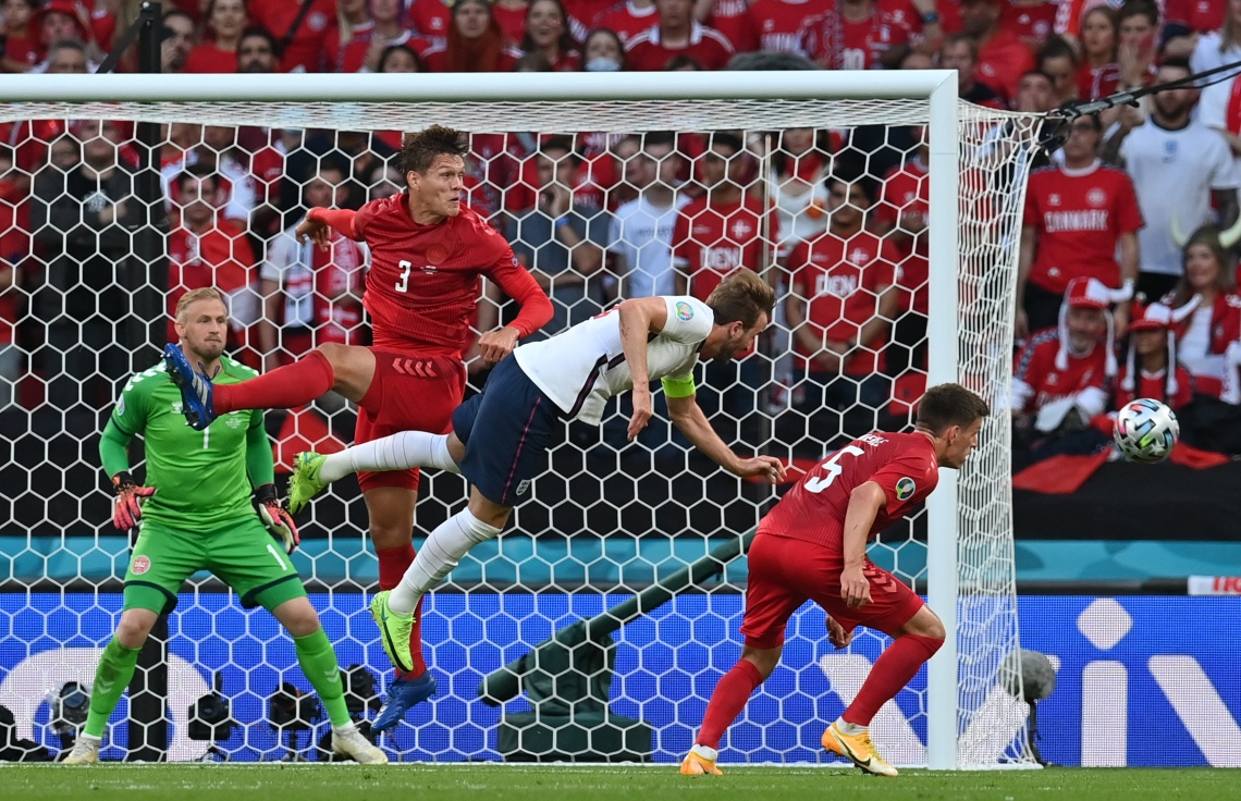 ލަންޑަން - ޖުލައި 7، 2021: ޔޫރޯ ސެމީ ފައިނަލްގައި ޑެންމާކް ކޮޅަށް އިންގްލެންޑުގެ ކެޕްޓަން ހެރީ ކޭން ލަނޑު ޖަހަނީ: ޑެންމާކް އަތުން 2-1 އިން މޮޅުވި އިންގްލެންޑް ފައިނަލްގައި ބައްދަލު ކުރާނީ އިޓަލީއާ. --ފޮޓޯ:އޭއެފްޕީ