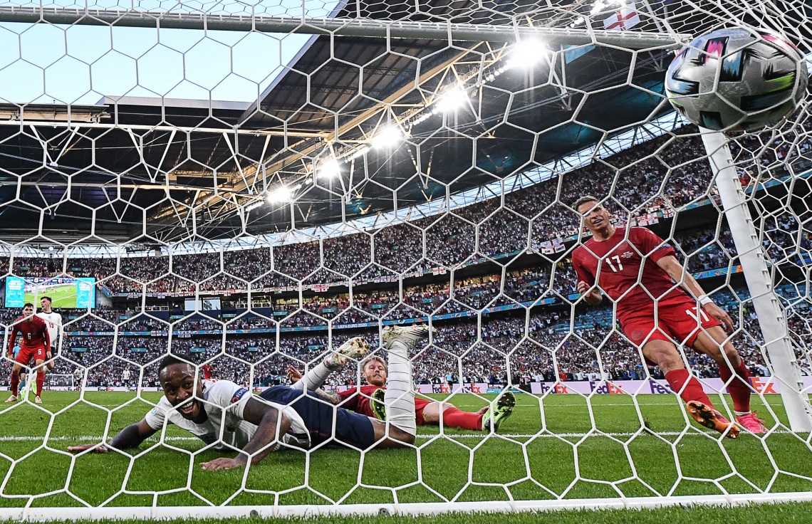 ލަންޑަން - ޖުލައި 7، 2021: ޔޫރޯ ސެމީ ފައިނަލްގައި އިންގްލެންޑުގެ ފުރަތަމަ ލަނޑު ޑެންމާކު ކޮޅަށް ޖަހަނީ: ޑެންމާކް އަތުން 2-1 އިން މޮޅުވި އިންގްލެންޑް ފައިނަލްގައި ބައްދަލު ކުރާނީ އިޓަލީއާ. --ފޮޓޯ:އޭއެފްޕީ