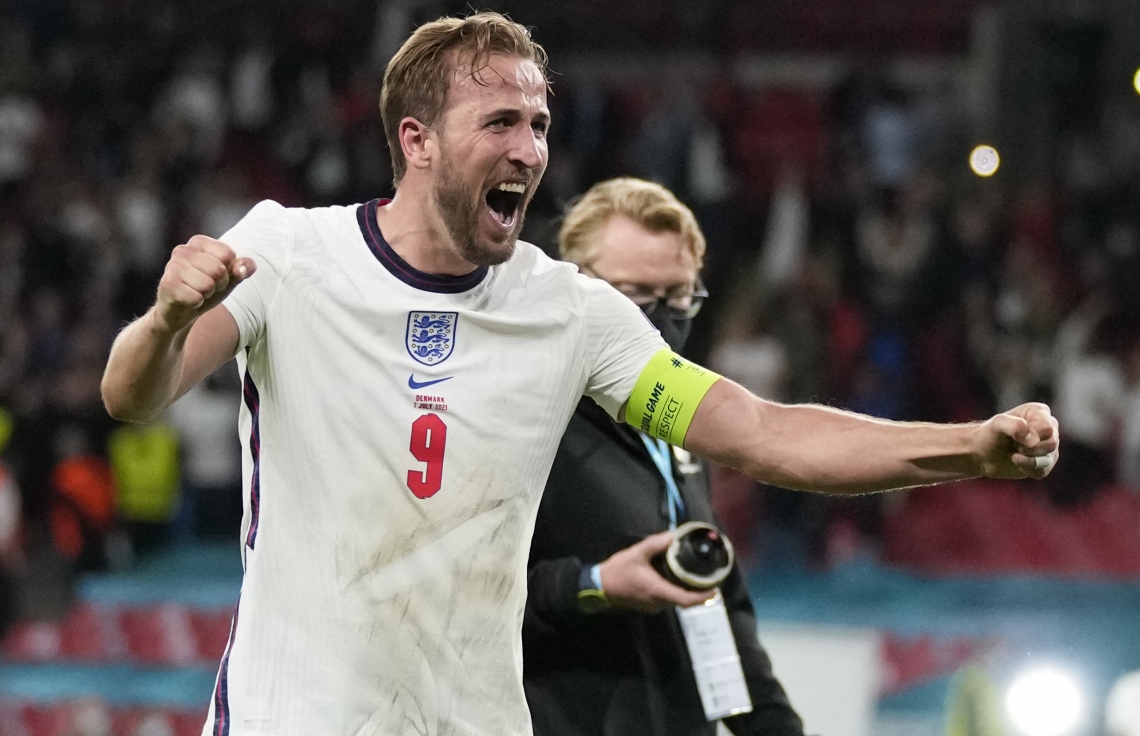 ލަންޑަން - ޖުލައި 7، 2021: ޔޫރޯ ސެމީ ފައިނަލްގައި ޑެންމާކް ކޮޅަށް ލަނޑު ޖެހުމަށް ފަހު އިންގްލެންޑުގެ ކެޕްޓަން ހެރީ ކޭން (ކ) އުފާފާޅު ކުރަނީ: ޑެންމާކް އަތުން 2-1 އިން މޮޅުވި އިންގްލެންޑް ފައިނަލްގައި ބައްދަލު ކުރާނީ އިޓަލީއާ. --ފޮޓޯ:އޭއެފްޕީ