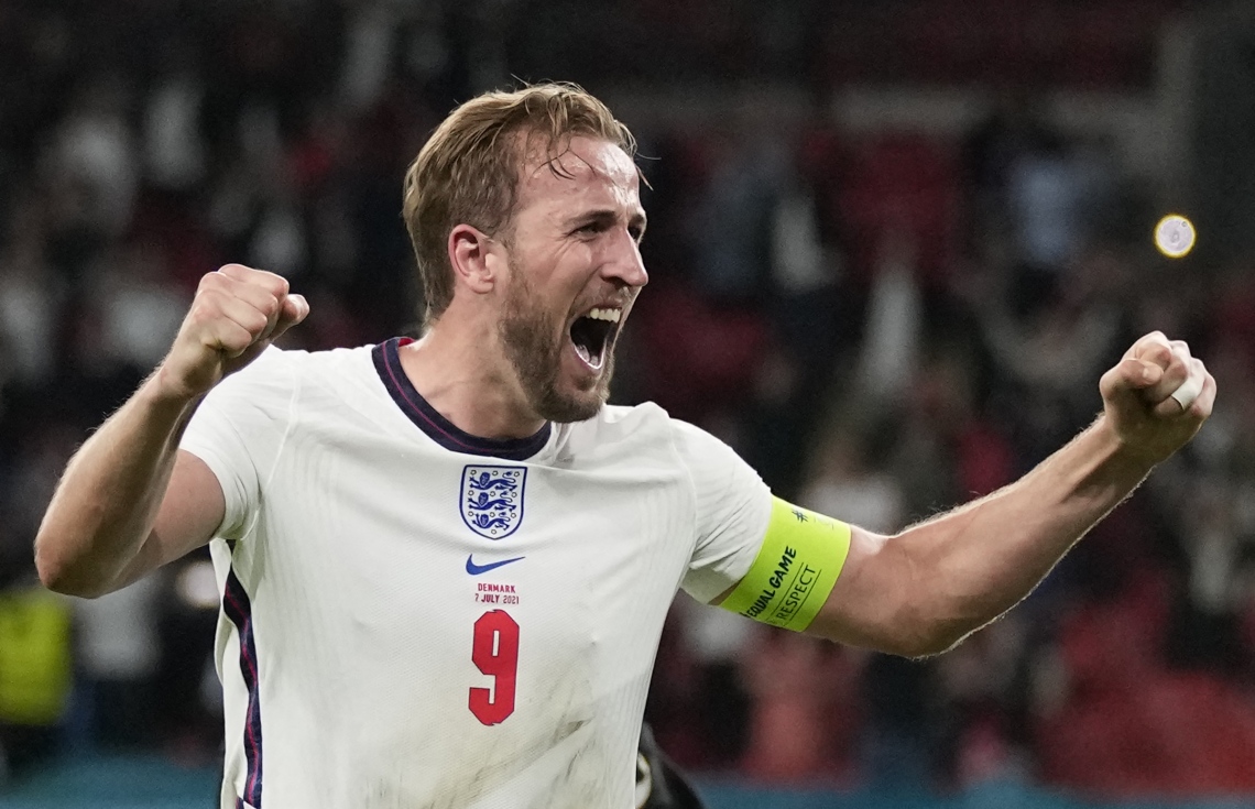 ލަންޑަން - ޖުލައި 7، 2021: ޔޫރޯ ސެމީ ފައިނަލްގައި ޑެންމާކު ކޮޅަށް ލަނޑު ޖެހުމަށް ފަހު އިންގްލެންޑުގެ ކެޕްޓަން ހެރީ ކޭން (ކ) އުފާފާޅު ކުރަނީ: ފައިނަލްގައި އިންގްލެންޑާ ބައްދަލު ކުރާނީ އިޓަލީ. --ފޮޓޯ:އޭއެފްޕީ