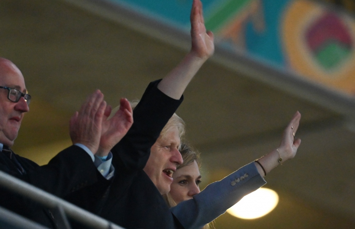 ލަންޑަން - ޖުލައި 7، 2021: ޔޫރޯ ސެމީ ފައިނަލްގައި ޑެންމާކާ ދެކޮޅަށް އިންގްލެންޑް ކުޅުނު މެޗުގައި ބޮޑުވަޒީރު ބޮރިސް ޖޯންސަން ޓީމަށް ތަރުހީބު ދެއްވަނީ. --ފޮޓޯ:އޭއެފްޕީ