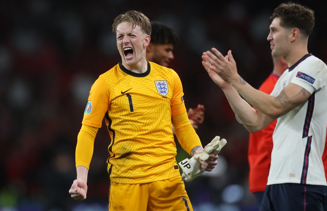 ލަންޑަން - ޖުލައި 7، 2021: ޔޫރޯ ސެމީ ފައިނަލްގައި ޑެންމާކު އަތުން މޮޅުވުމުން އިންގްލެންޑުގެ ކީޕަރު ޕިކްފޯޑް އުފާފާޅު ކުރަނީ: ފައިނަލްގައި އިންގްލެންޑާ ބައްދަލު ކުރާނީ އިޓަލީ. --ފޮޓޯ:އޭއެފްޕީ