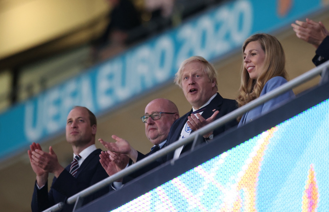 ލަންޑަން - ޖުލައި 7، 2021: ޔޫރޯ ސެމީ ފައިނަލްގައި ޑެންމާކާ ދެކޮޅަށް އިންގްލެންޑް ކުޅުނު މެޗުގައި ބޮޑުވަޒީރު ބޮރިސް ޖޯންސަން އާއި ޕްރިންސް ވިލިއަމް ޓީމަށް ތަރުހީބު ދެއްވަނީ. --ފޮޓޯ:އޭއެފްޕީ