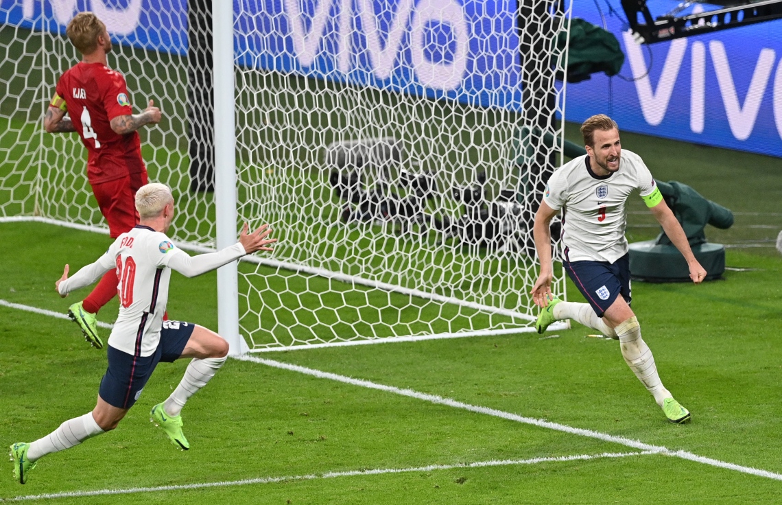 ލަންޑަން - ޖުލައި 7، 2021: ޔޫރޯ ސެމީ ފައިނަލްގައި ޑެންމާކު ކޮޅަށް ލަނޑު ޖެހުމަށް ފަހު އިންގްލެންޑުގެ ކެޕްޓަން ހެރީ ކޭން (ކ) އުފާފާޅު ކުރަނީ: ފައިނަލްގައި އިންގްލެންޑާ ބައްދަލު ކުރާނީ އިޓަލީ. --ފޮޓޯ:އޭއެފްޕީ