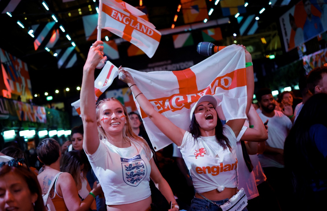 ލަންޑަން - ޖުލައި 7، 2021: ޔޫރޯ ސެމީ ފައިނަލްގައި ޑެންމާކު އަތުން 2-1 އިން އިންގްލެންޑް މޮޅުވެ ފައިނަލަށް ދިއުމުން އިނގިރޭސި ސަޕޯޓަރުން އުފާ ފާޅުކުރަނީ. --ފޮޓޯ:އޭއެފްޕީ