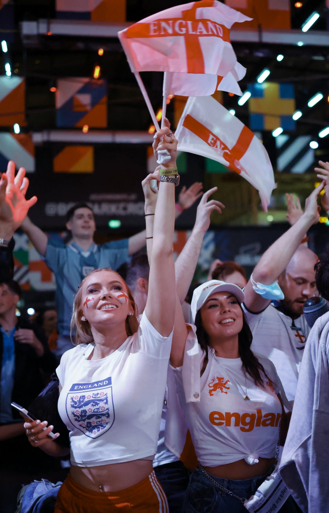 ލަންޑަން - ޖުލައި 7، 2021: ޔޫރޯ ސެމީ ފައިނަލްގައި ޑެންމާކު އަތުން 2-1 އިން އިންގްލެންޑް މޮޅުވެ ފައިނަލަށް ދިއުމުން އިނގިރޭސި ސަޕޯޓަރުން އުފާ ފާޅުކުރަނީ. --ފޮޓޯ:އޭއެފްޕީ