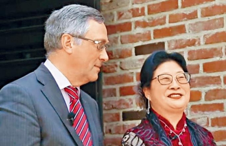 ސަފީރު ފީޓާ އާއި އަނބިކަނބަލުން.