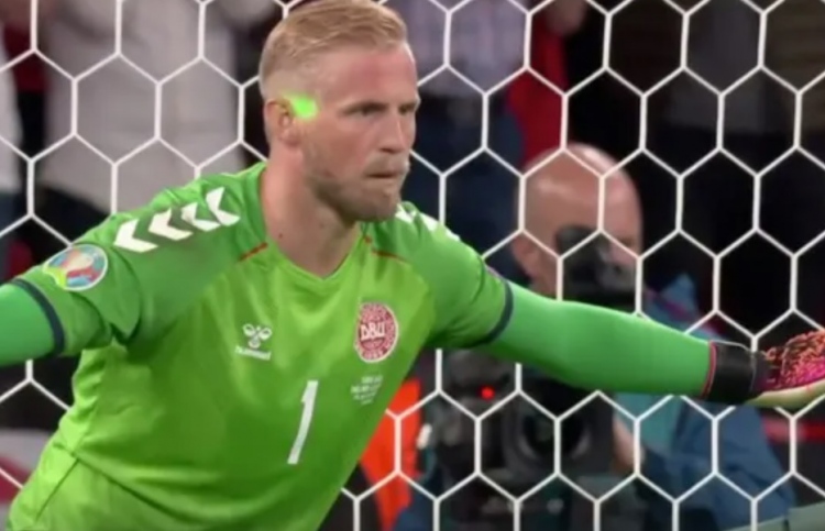 ޑެންމާކު ކީޕަރުގެ މޫނަށް ލޭޒޭ އެޅުވި މައްސަލަ ބަލަނީ