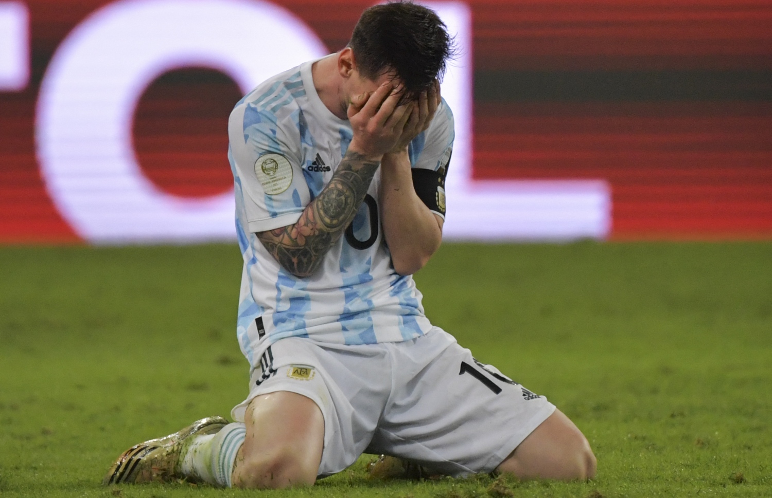 މެސީ: މަގާލީ ބުނާގޮތުން ސައުދީ މެޗުގައި އޭނާ އަށް ހުރީ އެއްސީނާ ޖެހިފައި