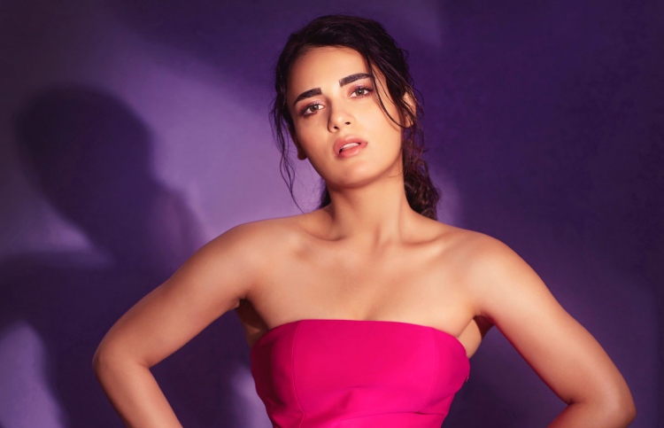 ބޮލީވުޑަށް ނުކުންނަން އުޅުމުން ފާޑުކީ ސިފަޔަށް: ރާދިކާ