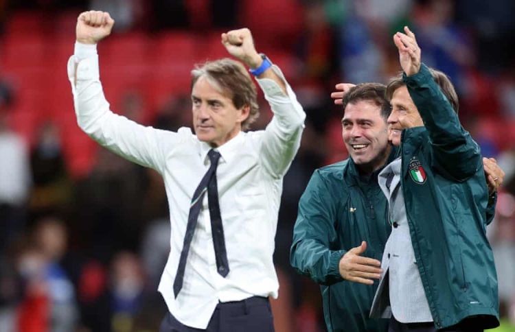 ދުރުގައި ތިބި ސަޕޯޓަރުން ގެެނެސް ކައްކުވާލީ މަންޗިނީ