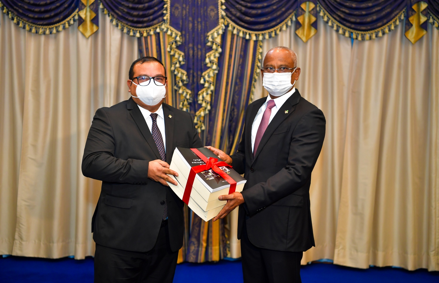 ނަޝީދުގެ ސަލާމަތީ ކަންކަން ބްރީޗުވި ގޮތް ބަލައި މަޖިލީހުން އެކުލަވައިލި ރިޕޯޓު ރައީސް އިބްރާހިމް މުހައްމަދު ސޯލިހަށް، 241 ކޮމިޓީގެ މުގައްރިރު އަސްލަމް މިއަދު އަރުވަނީ.---ފޮޓޯ: މަޖިލިސް