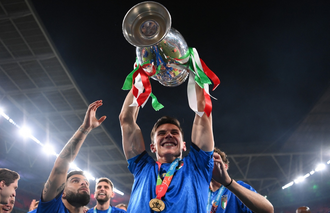 ލަންޑަން - ޖުލައި 12، 2021: ޔޫރޯ 2020ގެ ފައިނަލްގައި އިންގްލެންޑާ ދެކޮޅަށް ކުޅެ ޗެމްޕިއަންކަން ހޯދި އިޓަލީގެ މިޑްފީލްޑަރު ޕެސީނާ ތަށި އުފުލާލަނީ: މެޗުގެ ފުރިހަމަ ވަގުތާއި އިތުރު ވަގުތު 1-1 އިން އެއްވަރުވުމުން ނަތީޖާ ނެރެން ޖެހި ޕެނަލްޓީ 3-2 އިން ކާމިޔާބުކޮށް ޗެމްޕިއަންކަން ހޯދީ އިޓަލީ. --ފޮޓޯ:އޭއެފްޕީ