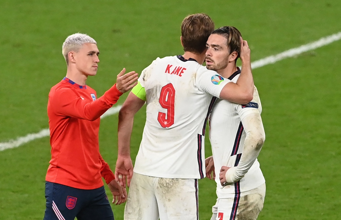 ލަންޑަން - ޖުލައި 12، 2021: ޔޫރޯ 2020ގެ ފައިނަލްގައި އިޓަލީ އަތުން ބަލިވި އިންގްލެންޑުގެ ބައެއް ކުޅުންތެރިން ދަނޑުމަތީގައި: މެޗުގެ ފުރިހަމަ ވަގުތާއި އިތުރު ވަގުތު 1-1 އިން އެއްވަރުވުމުން ނަތީޖާ ނެރެން ޖެހި ޕެނަލްޓީ 3-2 އިން ކާމިޔާބުކޮށް ޗެމްޕިއަންކަން ހޯދީ އިޓަލީ. --ފޮޓޯ:އޭއެފްޕީ