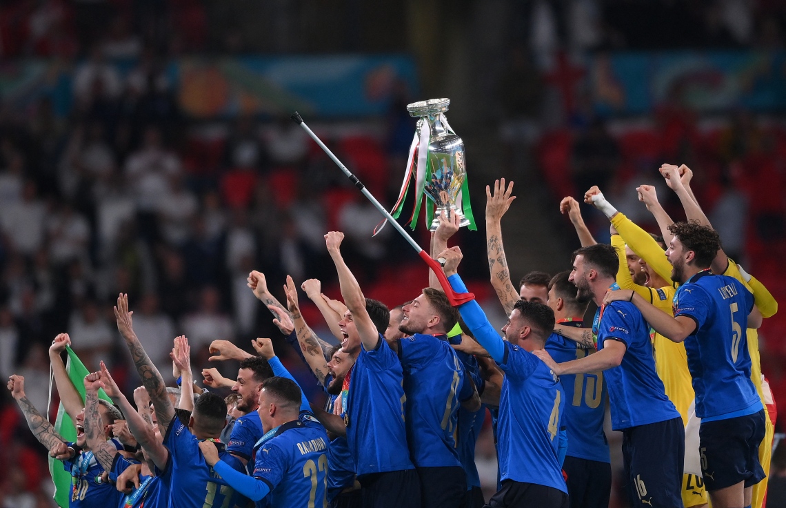 ލަންޑަން - ޖުލައި 12، 2021: ޔޫރޯ 2020ގެ ފައިނަލްގައި އިންގްލެންޑާ ދެކޮޅަށް ކުޅެ ޗެމްޕިއަންކަން ހޯދި އިޓަލީ ކުޅުންތެރިން އުފާ ފާޅުކުރަނީ: މެޗުގެ ފުރިހަމަ ވަގުތާއި އިތުރު ވަގުތު 1-1 އިން އެއްވަރުވުމުން ނަތީޖާ ނެރެން ޖެހި ޕެނަލްޓީ 3-2 އިން ކާމިޔާބުކޮށް ޗެމްޕިއަންކަން ހޯދީ އިޓަލީ. --ފޮޓޯ:އޭއެފްޕީ