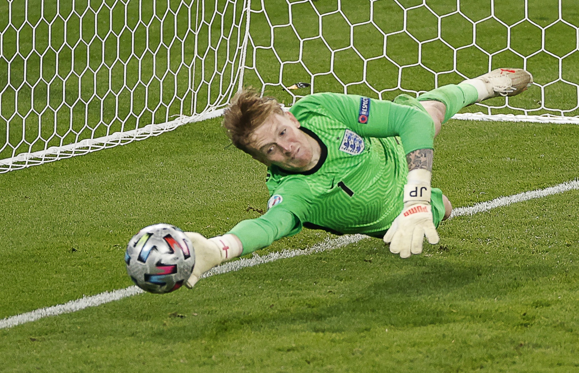 ލަންޑަން - ޖުލައި 12، 2021: ޔޫރޯ 2020ގެ ފައިނަލްގައި އިޓަލީން ޖެހި ޕެނަލްޓީއެއް އިންގްލެންޑުގެ ކީޕަރު ޕިކްފޯޑް ދިފާއު ކުރަނީ: މެޗުގެ ފުރިހަމަ ވަގުތާއި އިތުރު ވަގުތު 1-1 އިން އެއްވަރުވުމުން ނަތީޖާ ނެރެން ޖެހި ޕެނަލްޓީ 3-2 އިން ކާމިޔާބުކޮށް ޗެމްޕިއަންކަން ހޯދީ އިޓަލީ. --ފޮޓޯ:އޭއެފްޕީ