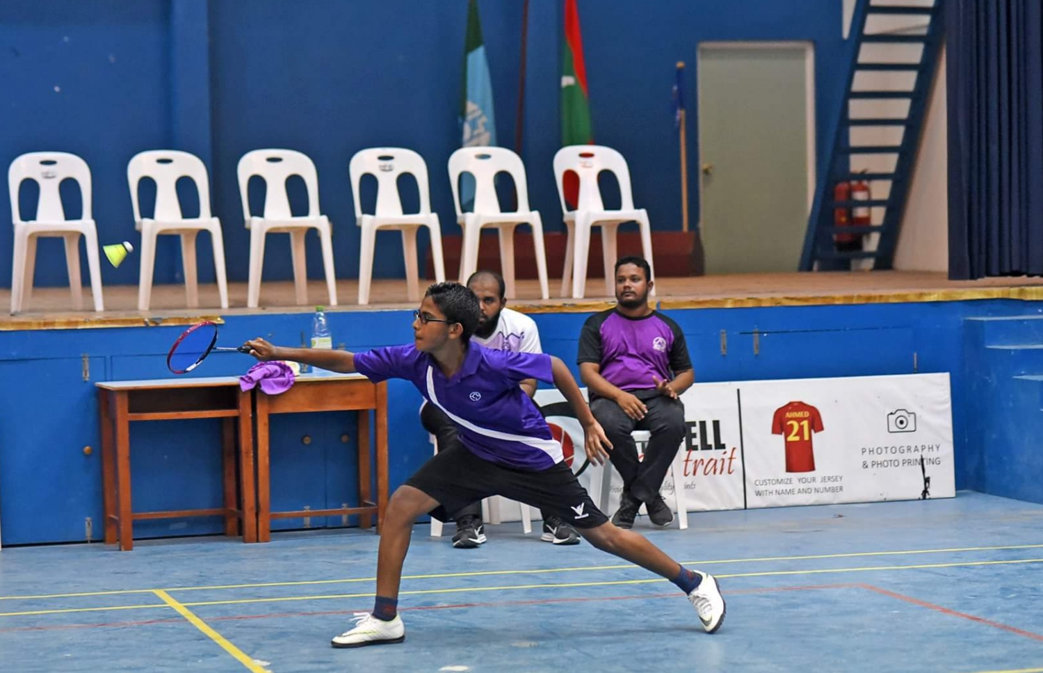 ސްކޫލުން ބޭއްވި ބެޑްމިންޓަން މުބާރާތެއްގައި އީޖާދު ކުޅެނީ.