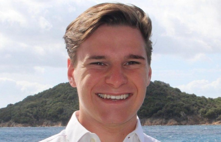 ބެޒޯސްގެ ޖައްވީ ދަތުރުގައި 18 އަހަރުގެ ޒުވާނެއް