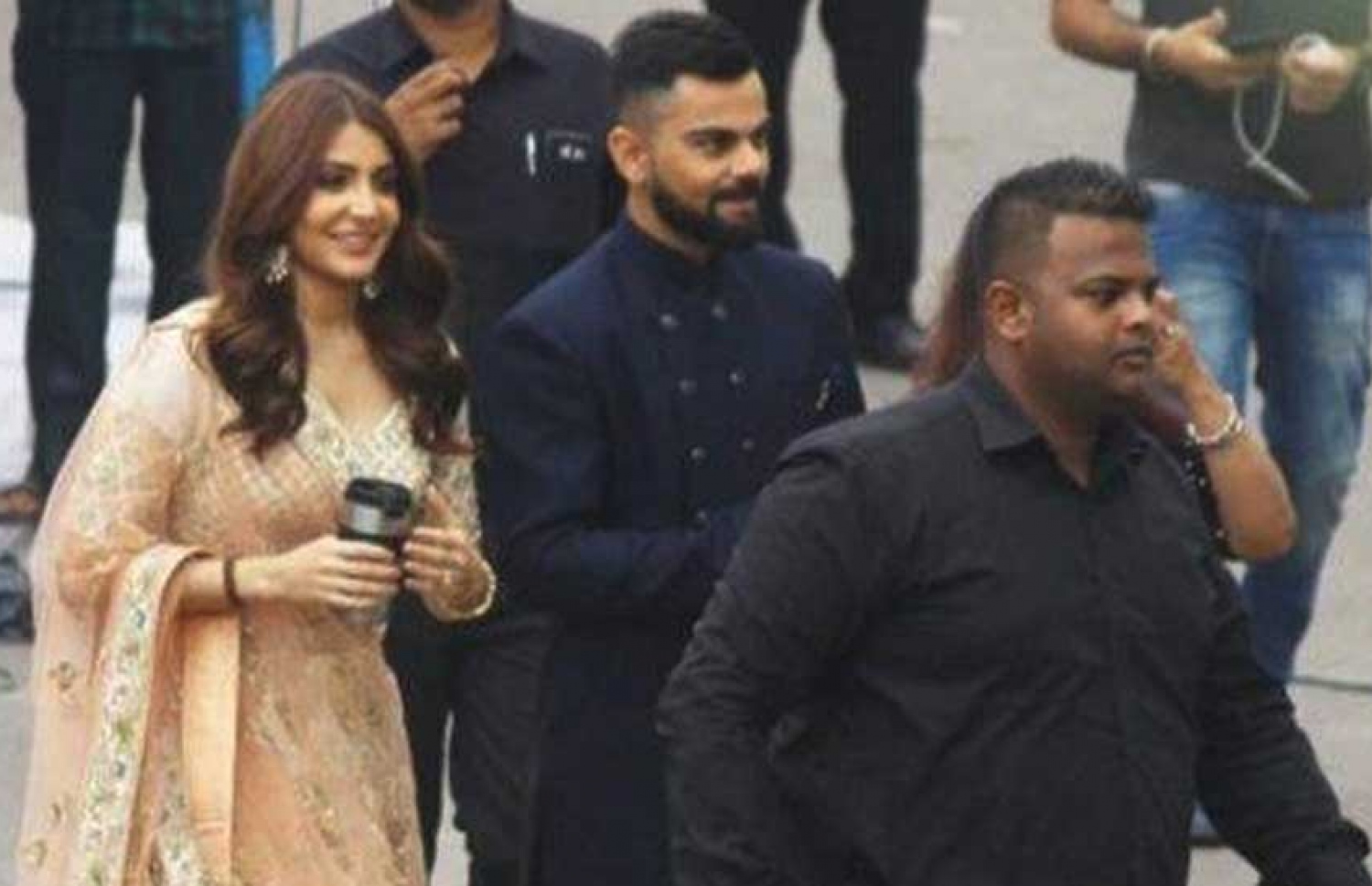 އަނުޝްކާ އާއި ވިރާޓްގެ ކުރީގައި ބޮޑީގާޑް ސޯނޫ.