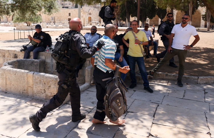 އަގްސާ މިސްކިތުގައި ބަޑިޖަހައި ހަމަނުޖެހުން ހިންގައިފި