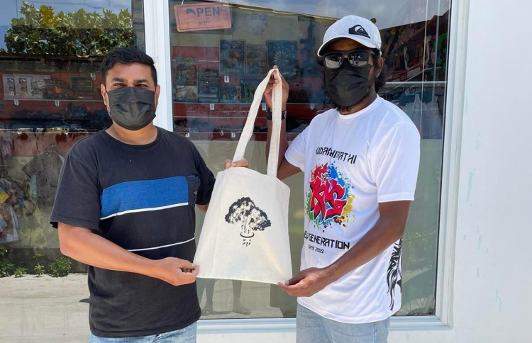 ވެލިދޫގައި އީދު ހަދިޔާއަކީ ފޮތިކޮތަޅެއް