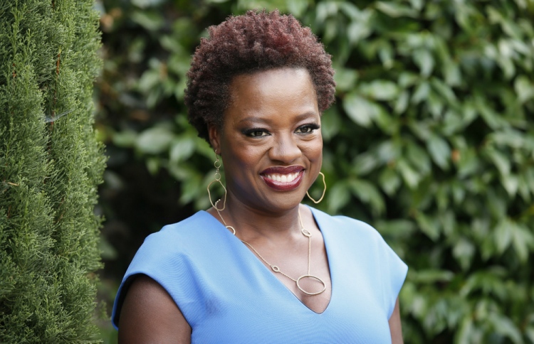 ވައޯލާ ޑޭވިސް.