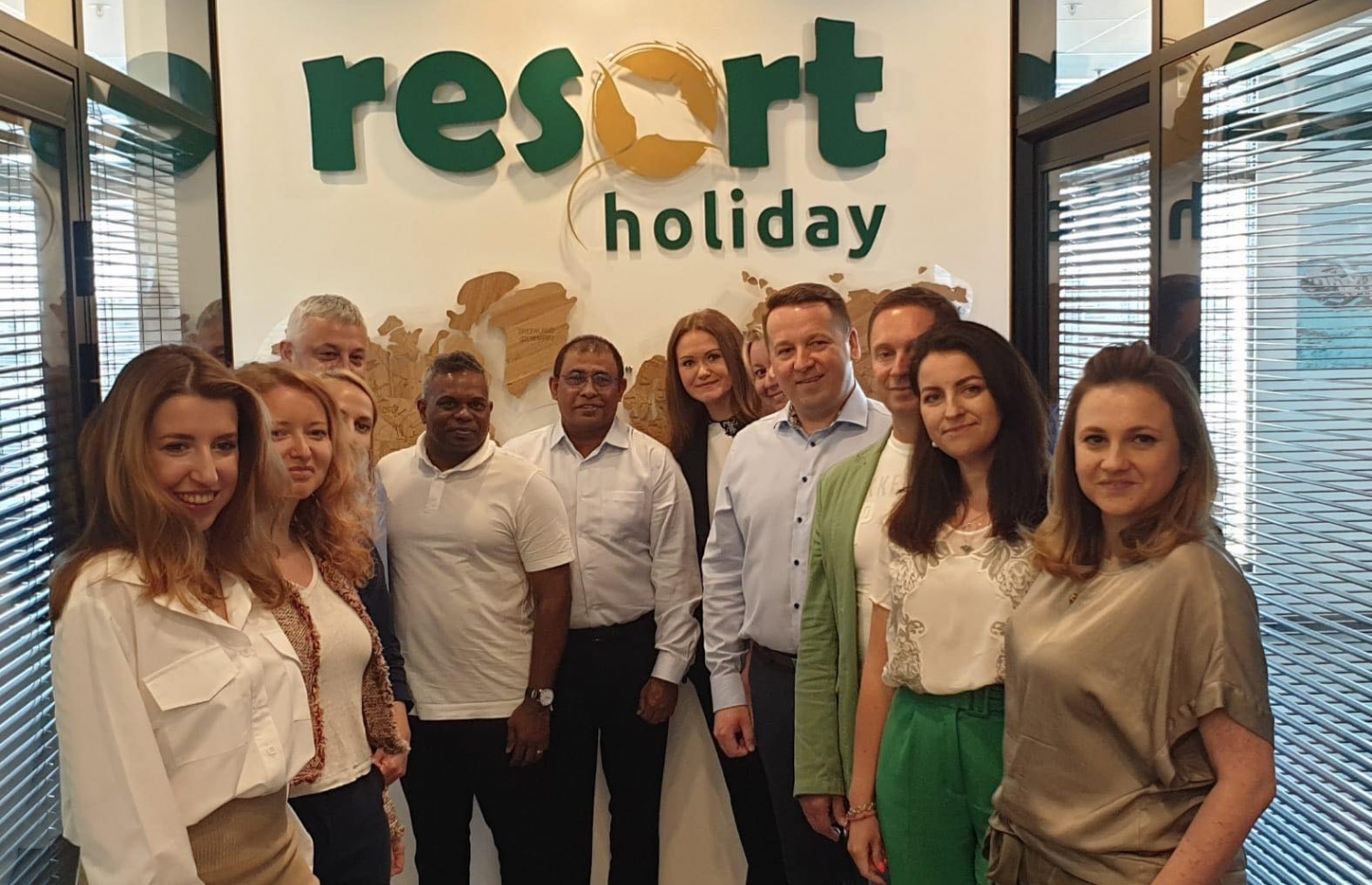 ރިސޯޓު ހޮލިޑޭސްގެ އިސްމީހުންނާއެކު މިނިސްޓަރު މައުސޫމް (މ) ފޮޓޯއަކަށް ހުއްޓިލައިގެން-- ފޮޓޯ: ޓޫރިޒަމް މިނިސްޓްރީ