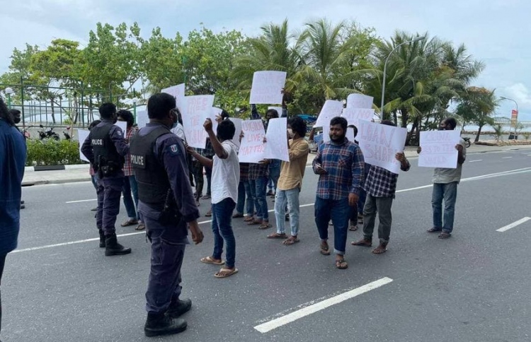 ޗައިނާ އެމްބަސީ ކައިރީގައި މުޒާހަރަކޮށްފި