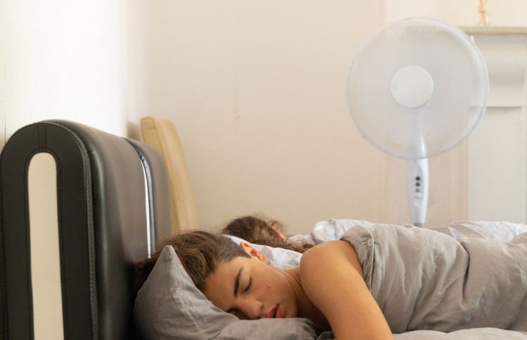 ފަންކާ ޖަހައިގެން ނިދާ ނަމަ ސިއްހީ މައްސަލަތަކެއް