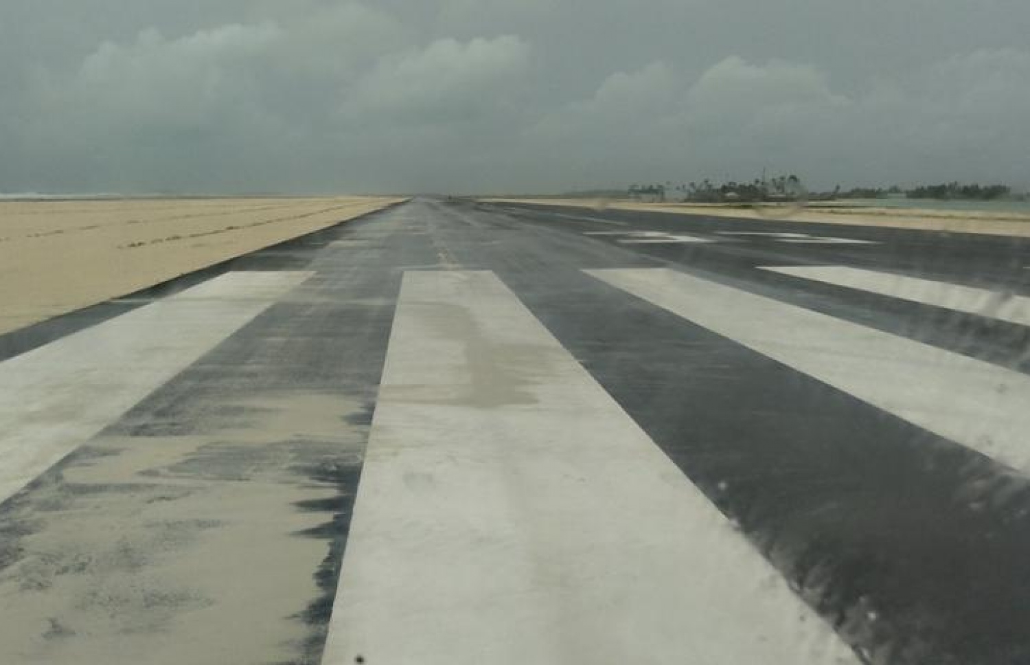 މޫސުން ގޯސްވެ ހޯރަފުށީ އެއާޕޯޓުގެ ރަންވޭއަށް ވެލި އަރާފައި.-- ފޮޓޯ: މިހާރު