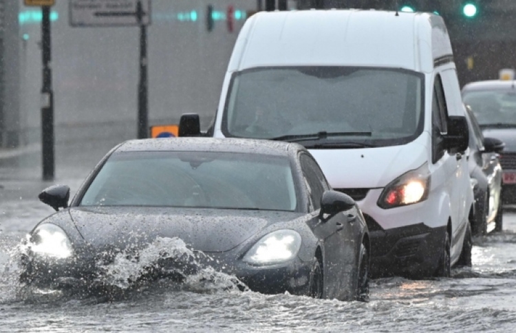 ބޯކޮށް ވާރޭ ވެހި ލަންޑަންގައި ފެންބޮޑުވެފައި
