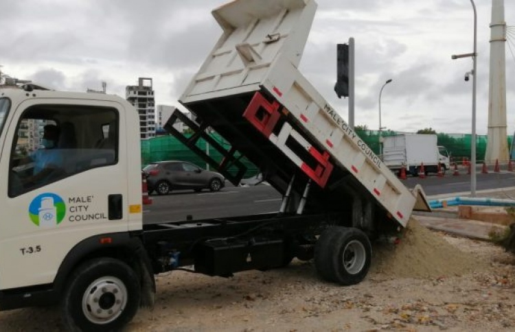 ހެދިގޮނޑުދޮށާއި ރަސްފަންނު ގިރާތީ ވެލި އަޅަނީ