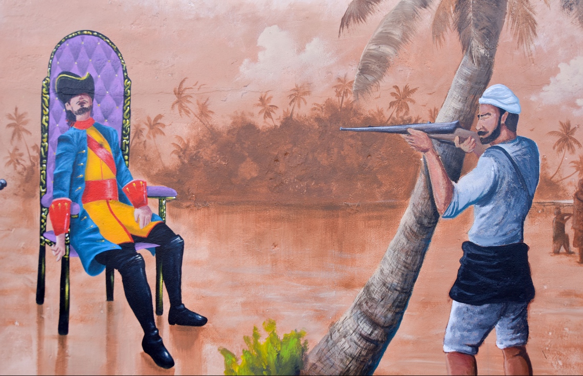 މާލެ- ޖުލައި 27، 2021: ރާއްޖޭގެ 56 ވަނަ މިނިވަން ދުވަހުގެ މުނާސަބަތުގައި، ހޯމް މިނިސްޓްރީން އިންތިޒާމްކޮށްގެން، ދިވެހިން މިނިވަންކަމަށް ކުރި ދަތުރު ދައްކުވައިދޭ ދިވެހި އާޓިސްޓުންގެ ކުރެހުންތައް ސްޓެލްކޯ ފާރުގައި ކުރަހާފައި. --ފޮޓޯ: ނިޝާން އަލީ/ މިހާރު