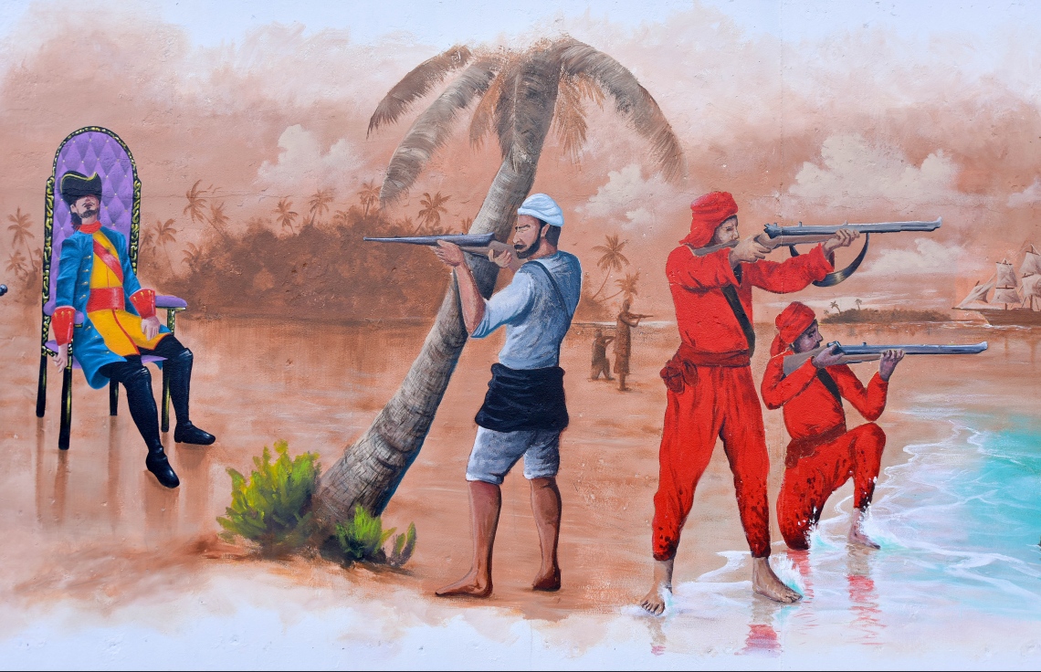 މާލެ- ޖުލައި 27، 2021: ރާއްޖޭގެ 56 ވަނަ މިނިވަން ދުވަހުގެ މުނާސަބަތުގައި، ހޯމް މިނިސްޓްރީން އިންތިޒާމްކޮށްގެން، ދިވެހިން މިނިވަންކަމަށް ކުރި ދަތުރު ދައްކުވައިދޭ ދިވެހި އާޓިސްޓުންގެ ކުރެހުންތައް ސްޓެލްކޯ ފާރުގައި ކުރަހާފައި. --ފޮޓޯ: ނިޝާން އަލީ/ މިހާރު