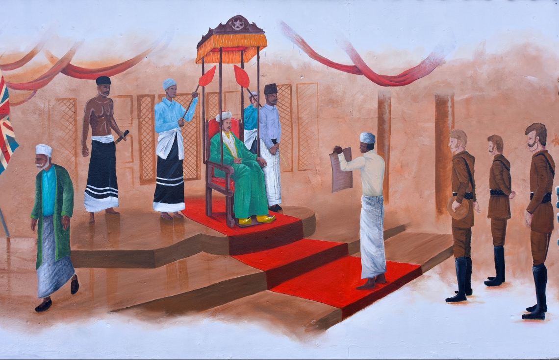 މާލެ- ޖުލައި 27، 2021: ރާއްޖޭގެ 56 ވަނަ މިނިވަން ދުވަހުގެ މުނާސަބަތުގައި، ހޯމް މިނިސްޓްރީން އިންތިޒާމްކޮށްގެން، ދިވެހިން މިނިވަންކަމަށް ކުރި ދަތުރު ދައްކުވައިދޭ ދިވެހި އާޓިސްޓުންގެ ކުރެހުންތައް ސްޓެލްކޯ ފާރުގައި ކުރަހާފައި. --ފޮޓޯ: ނިޝާން އަލީ/ މިހާރު