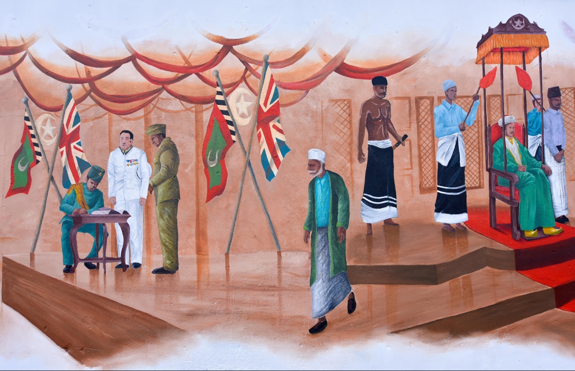 މާލެ- ޖުލައި 27، 2021: ރާއްޖޭގެ 56 ވަނަ މިނިވަން ދުވަހުގެ މުނާސަބަތުގައި، ހޯމް މިނިސްޓްރީން އިންތިޒާމްކޮށްގެން، ދިވެހިން މިނިވަންކަމަށް ކުރި ދަތުރު ދައްކުވައިދޭ ދިވެހި އާޓިސްޓުންގެ ކުރެހުންތައް ސްޓެލްކޯ ފާރުގައި ކުރަހާފައި. --ފޮޓޯ: ނިޝާން އަލީ/ މިހާރު