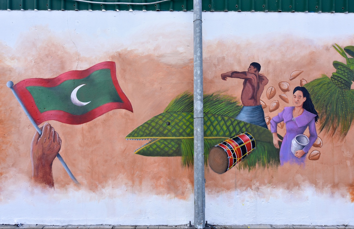 މާލެ- ޖުލައި 27، 2021: ރާއްޖޭގެ 56 ވަނަ މިނިވަން ދުވަހުގެ މުނާސަބަތުގައި، ހޯމް މިނިސްޓްރީން އިންތިޒާމްކޮށްގެން، ދިވެހިން މިނިވަންކަމަށް ކުރި ދަތުރު ދައްކުވައިދޭ ދިވެހި އާޓިސްޓުންގެ ކުރެހުންތައް ސްޓެލްކޯ ފާރުގައި ކުރަހާފައި. --ފޮޓޯ: ނިޝާން އަލީ/ މިހާރު