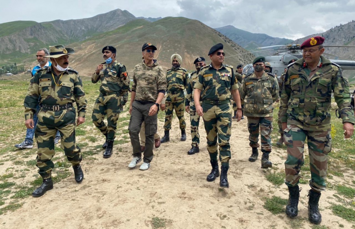 އަކްޝޭގެ އެހީގައި ކަޝްމީރުގައި ސްކޫލެއް ހަދަނީ