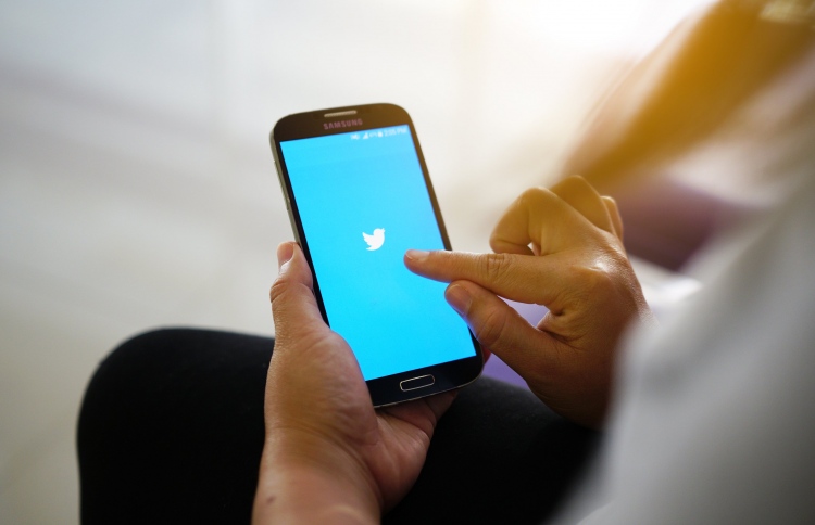 ދެ މީހަކަށް އެކުގައި އެއް ޓުވީޓްކުރެވޭ ގޮތް ހަދަނީ