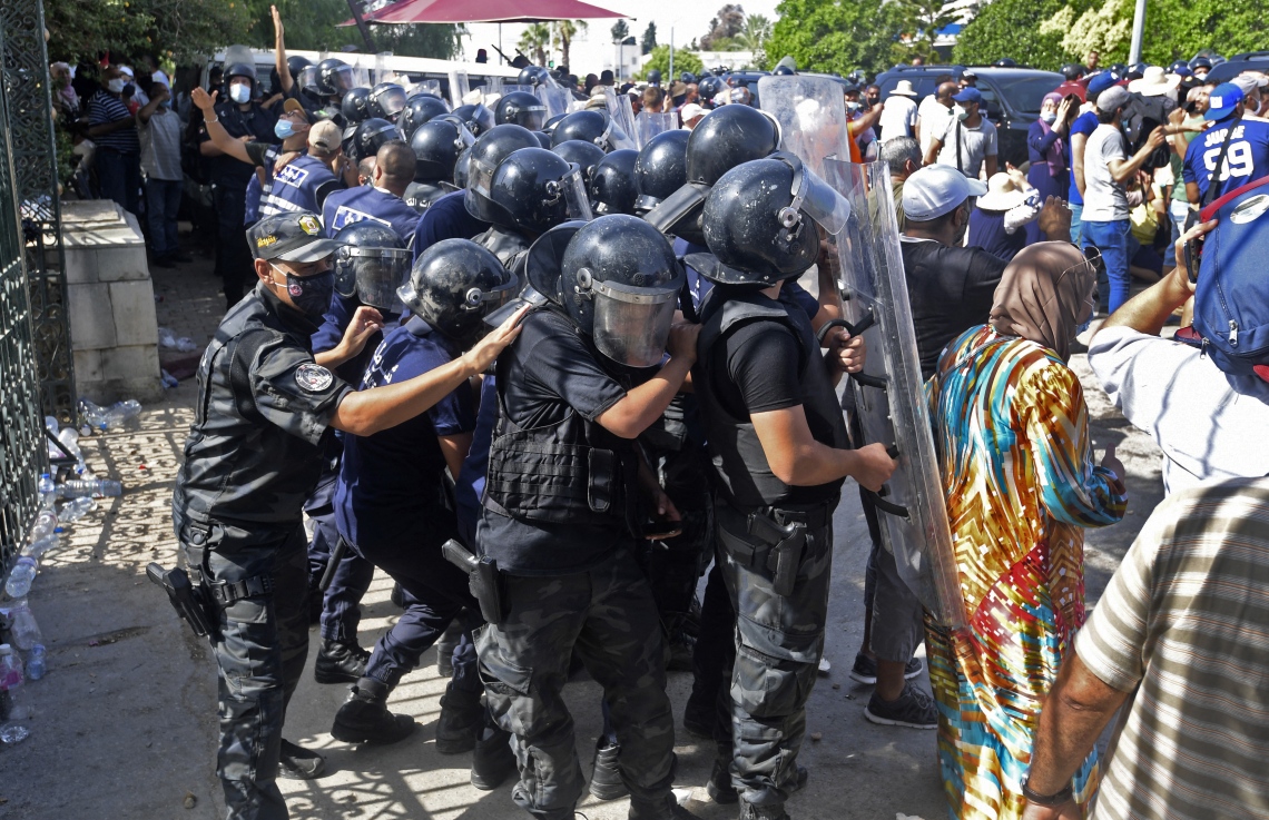ތޫނިސް ސަރުކާރާ ދެކޮޅު މުޒާހަރާތައް ހުއްޓުވުމަށް އެގައުމުގެ ފުލުހުން މަސައްކަތް ކުރަނީ. --އޭއެފްޕީ